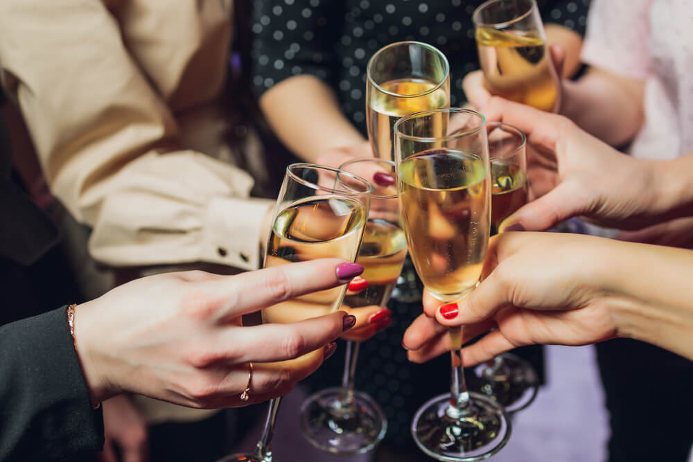 독한 술을 따르고 건배하고 있는 사람들