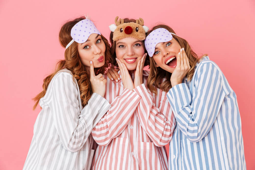 안대를 끼고 잠옷을 입은 채 웃고 있는 여성들