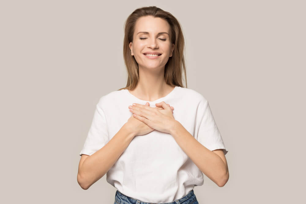 미소를 띤 채 안도하는 표정의 여자