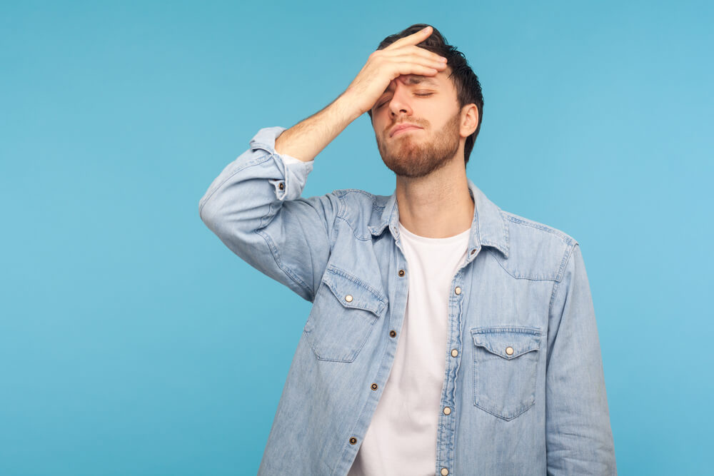 아쉬워 하는 표정의 남성