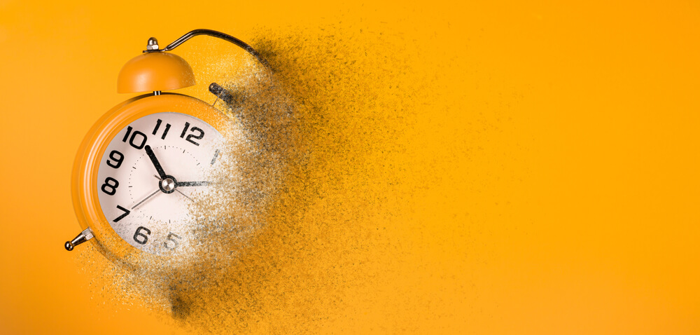 가루가 되어 사라져 가는 자명종 시계