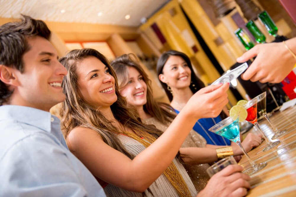 친구들과 술자리에서 내가 쏜다고 말하고 계산하는 모습