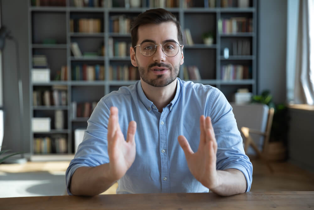 내가 알기로는 어떠하다 라고 설명하는 남자