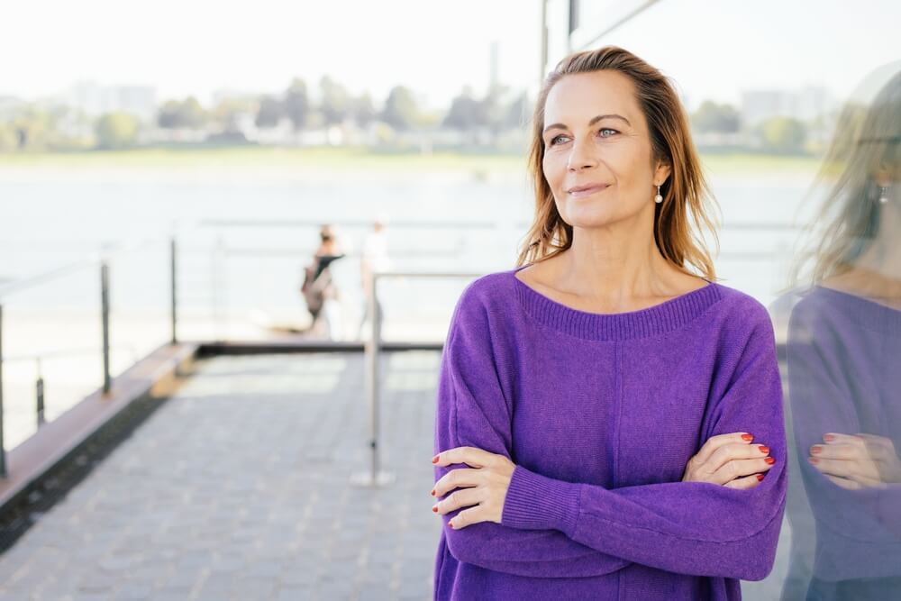 시원섭섭한 표정을 짓고 있는 중년 여자