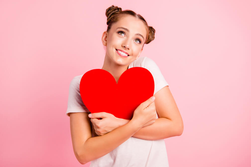 짝사랑에 빠져 설레는 여자