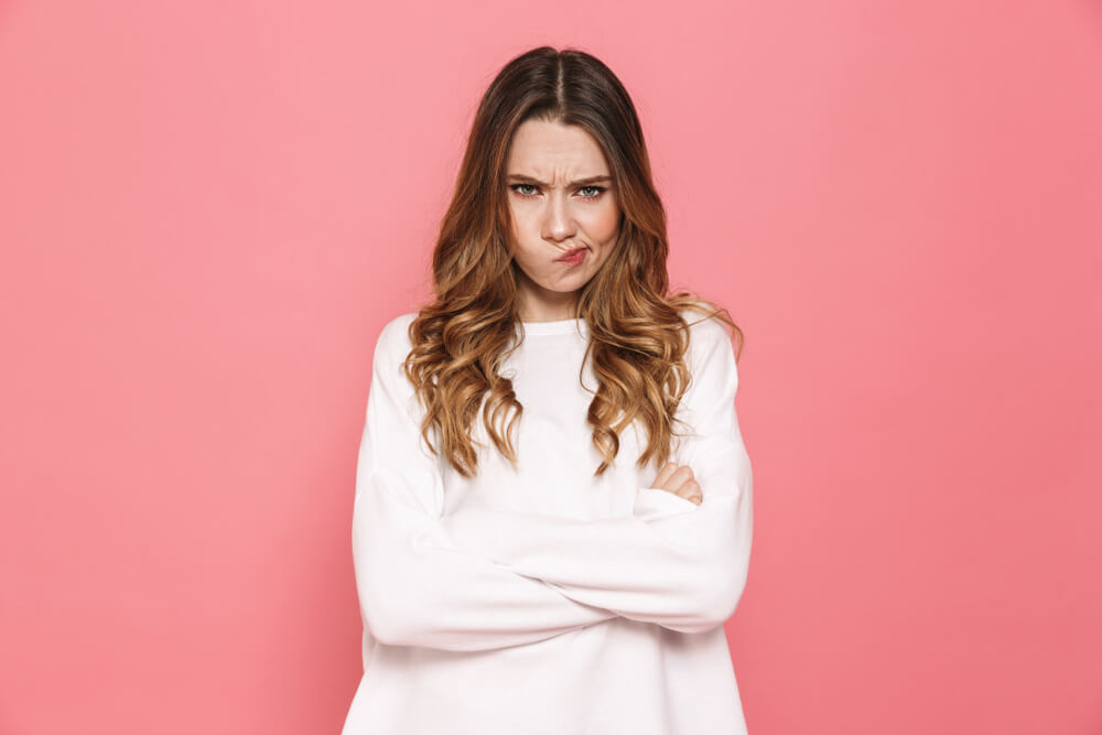 기분이 좋지 않은 여자가 아무것도 하기 싫다고 하고 있다