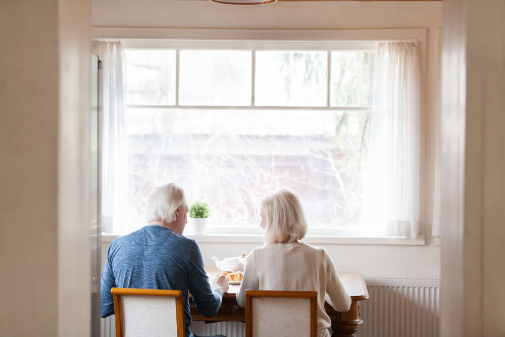 과거를 회상하는 노부부의 모습