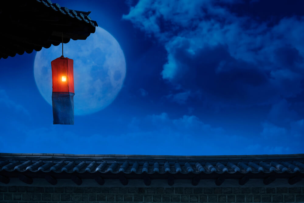 보름달이 빛나는 밤을 밝히는 호롱불