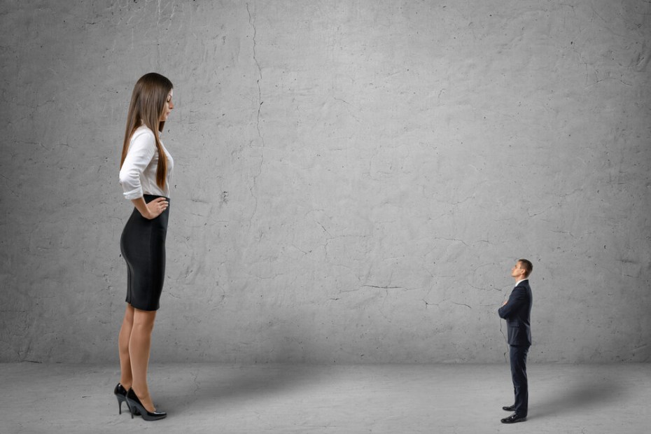 남성을 아래로 내려다보며 깔보고있는 여성