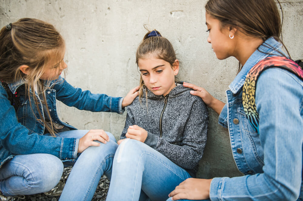 친구를 위로해주면서 별로다 라고 말하고 있는 사람들