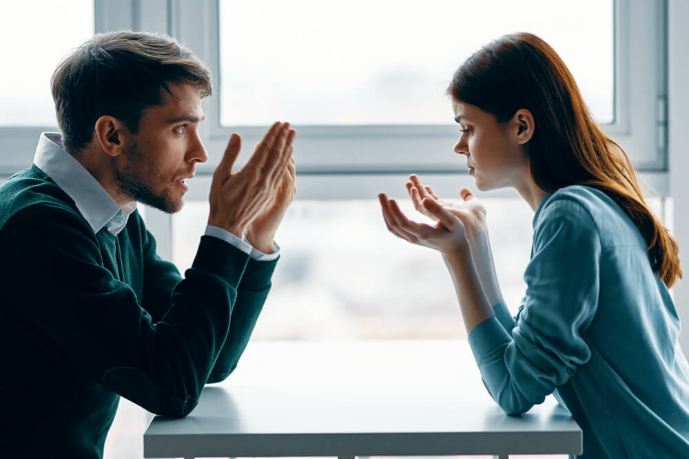 연인이 서로 입장 바꿔 생각해보자고 얘기하고 있다