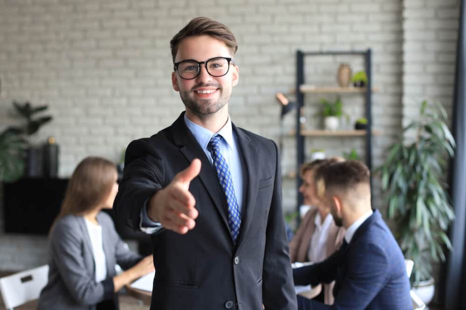 처음 만난 사람에게 How are you? 인사하는 남자