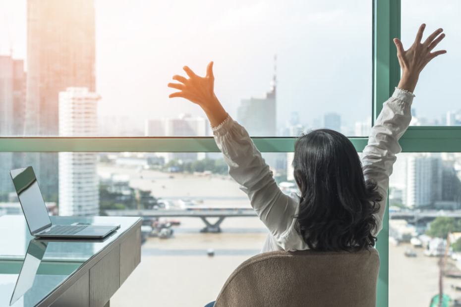 기분 좋은 하루를 보내고 있는 여성