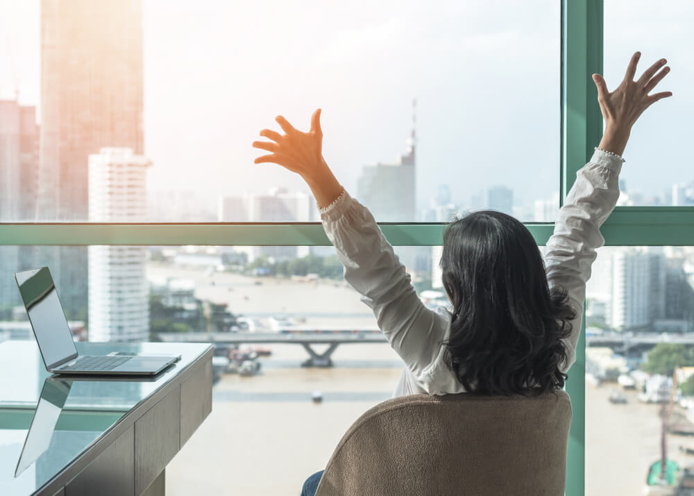 기분 좋은 하루를 보내고 있는 여성