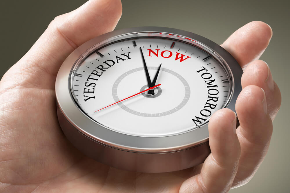 '지금' 을 가리키고 있는 시곗바늘