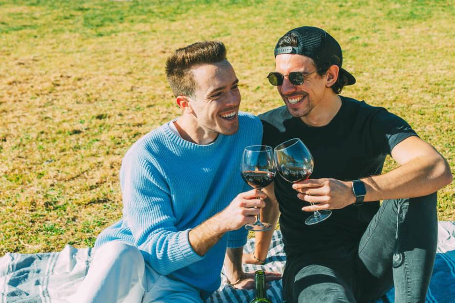 적당한 음주를 즐기고 있는 청년들