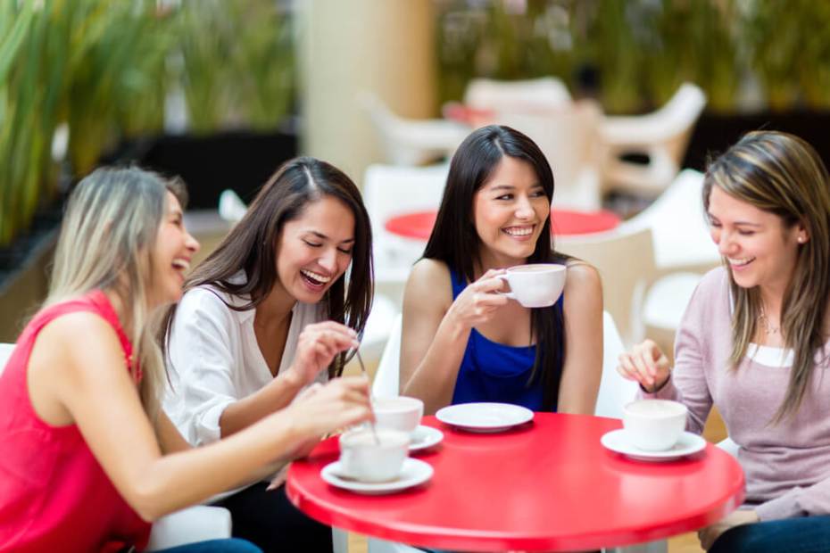 친구들과 수다를 떨며 며칠 전에 있었던 일을 얘기하는 모습