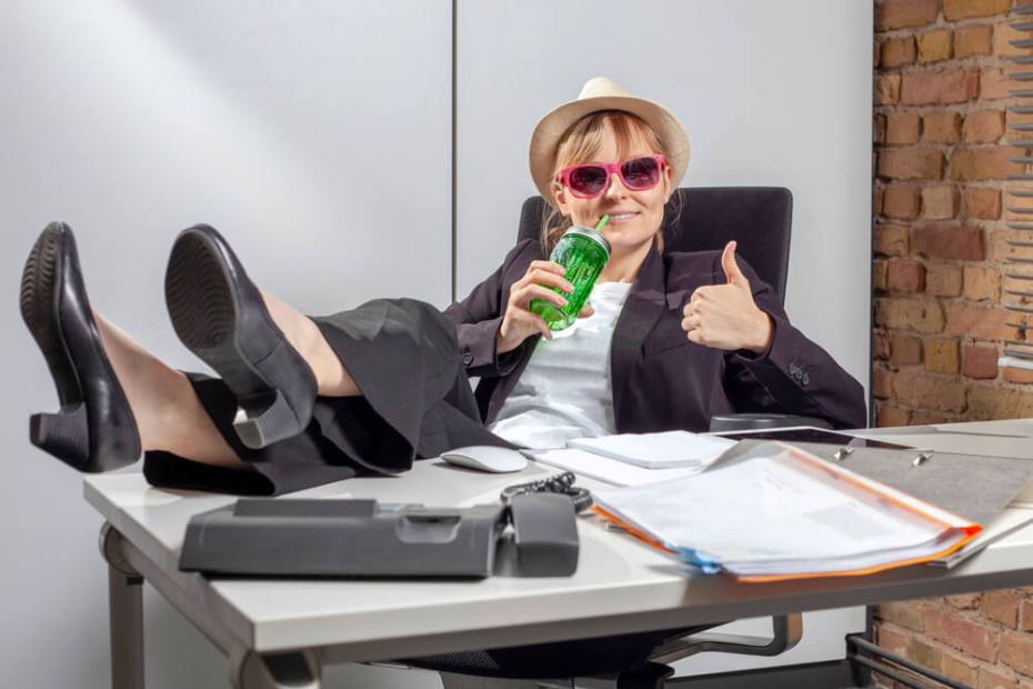 할 일을 미루고 있는 직장인