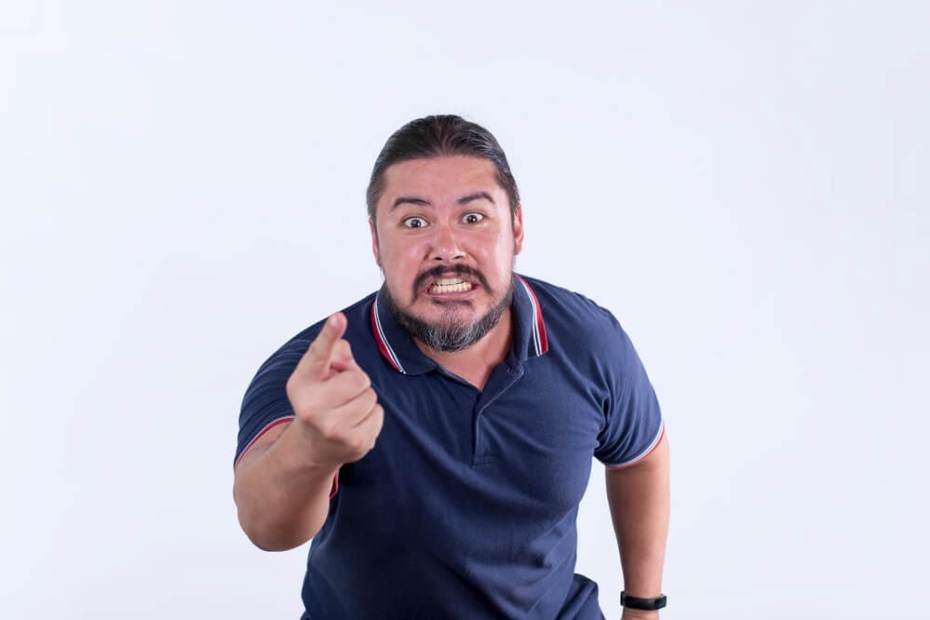 성격이 급한 사람이 화를 내고 있다