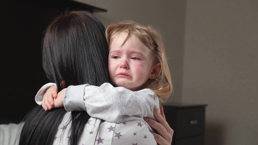 엄마한테 섭섭해서 울고 있는 아이
