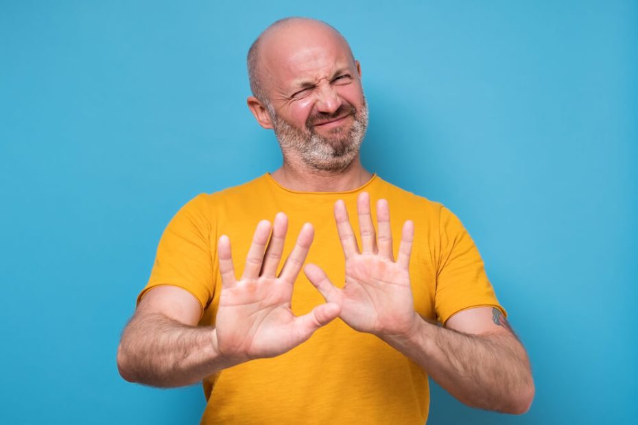 난 괜찮아 라며 거절하는 남자