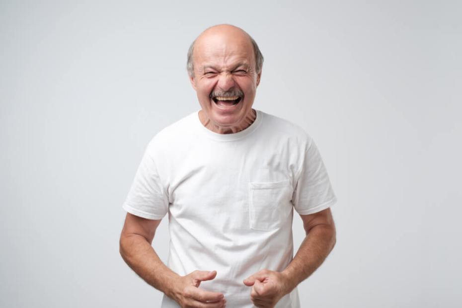 화를 참지 못하고 소리를 치고 있는 남성