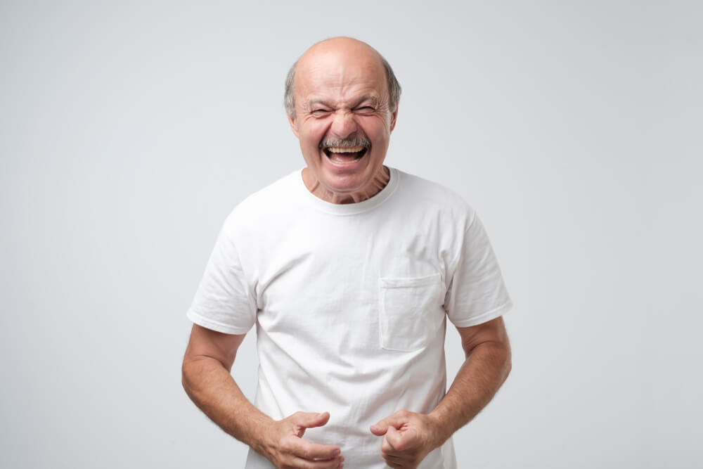 화를 참지 못하고 소리를 치고 있는 남성