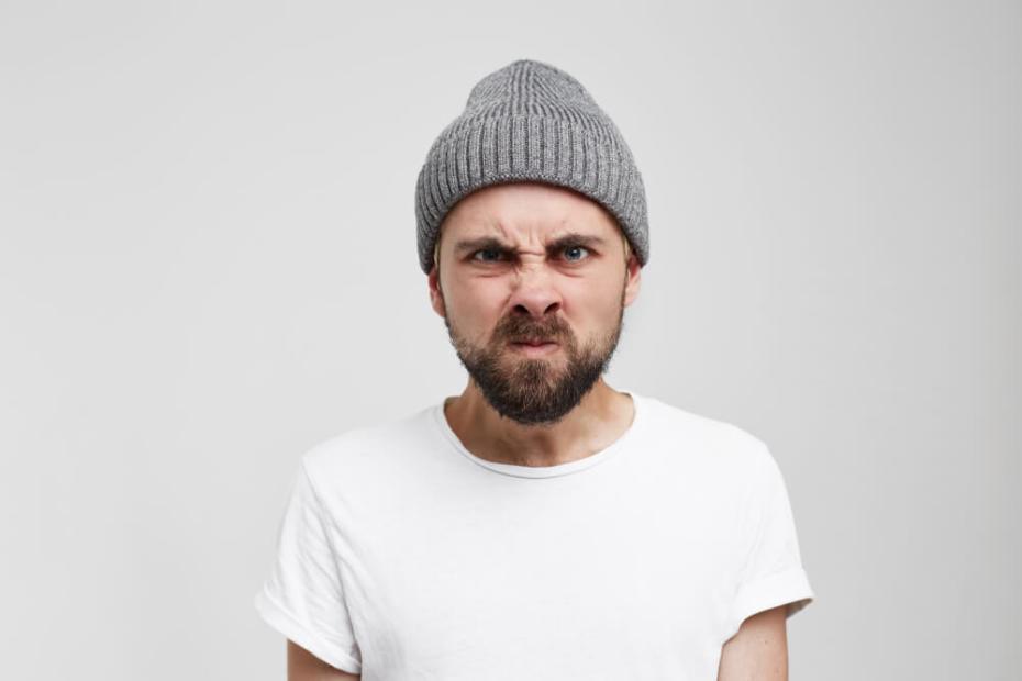 잔뜩 화가 난 표정의 남성