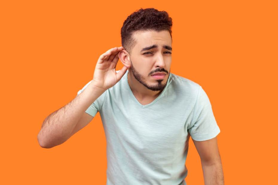 상대방의 말을 잘 못 들어서 경청하는 남성