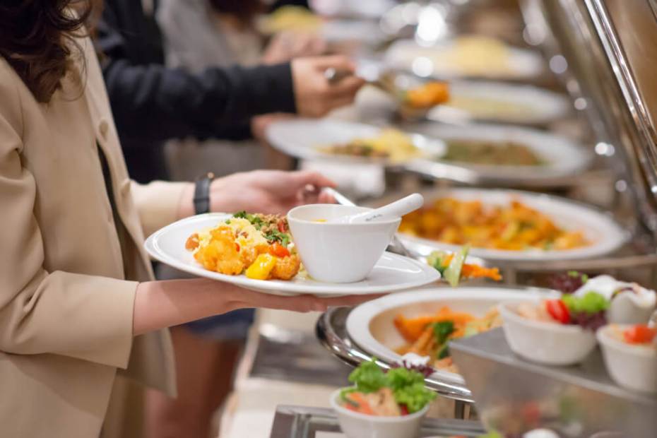 점심을 뷔페에서 먹고 있는 여성