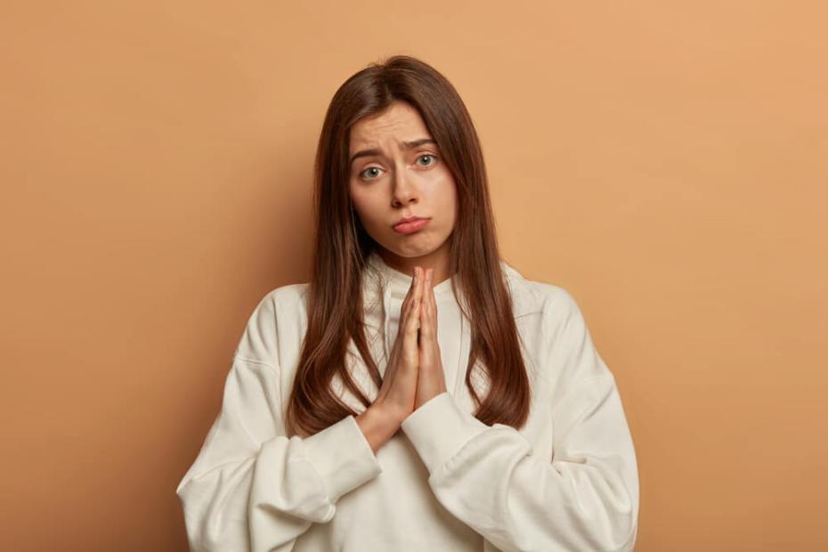 실수에 용서를 구하고 있는 여성