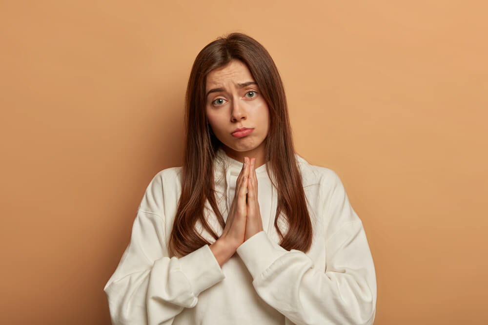 실수에 용서를 구하고 있는 여성