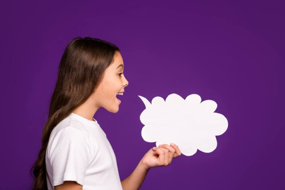 말을 하고 있는 여성의 모습