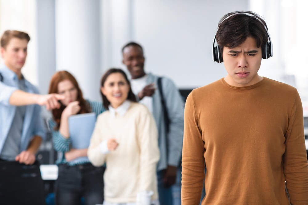 남성이 우스꽝스럽다는 듯 놀리고 있는 사람들