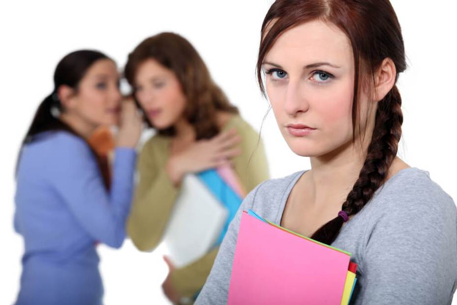 친구들이 못되게 굴어 너무하다고 말하는 여자