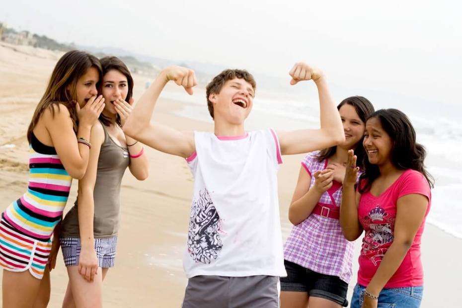 근육을 자랑하고 있는 소년