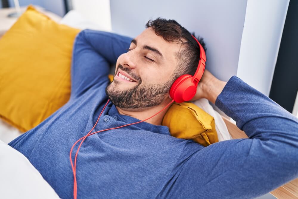 침대에서 쉬는 날 빈둥거리고 있는 사람