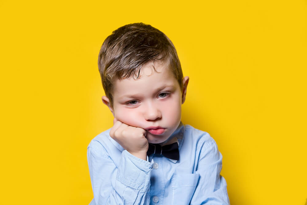 울상인 얼굴을 하고 있는 아이