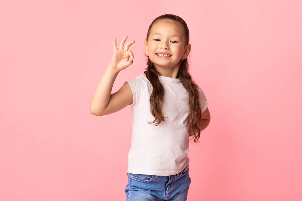 승낙의 의미로 OK 제스처를 하고 있는 아이