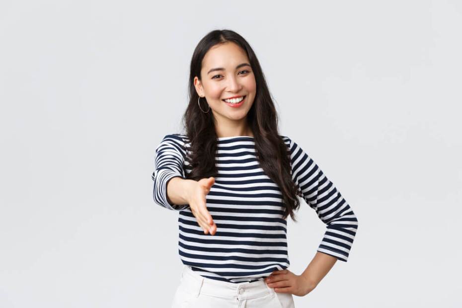 둥글둥글하고 쿨한 성격의 여성이 먼저 인사를 건네고 있는 모습