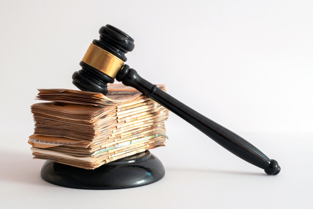 죄목에 대해 벌금형을 선고 받는 모습