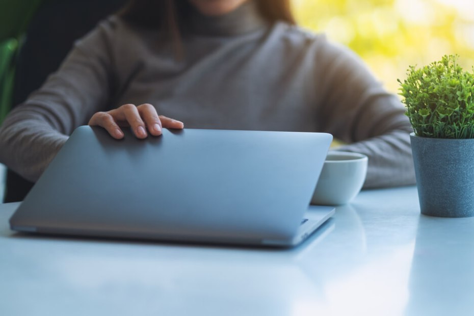 일을 마무리하고 퇴근을 준비하는 여성