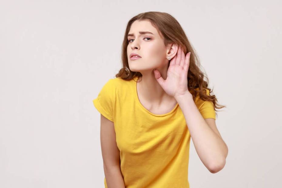 잘 들리지 않아 다시 말해 달라고 하는 여성
