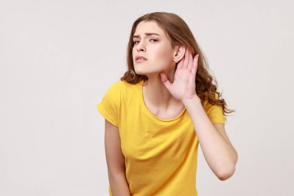 잘 들리지 않아 다시 말해 달라고 하는 여성