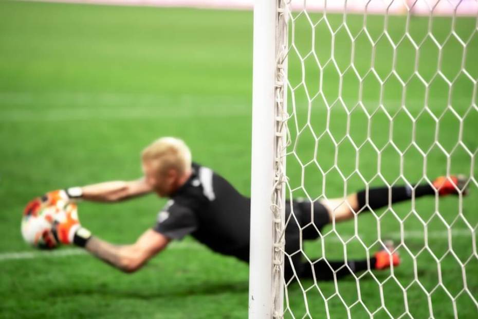 축구에서 아깝게 골을 넣지 못한 상황