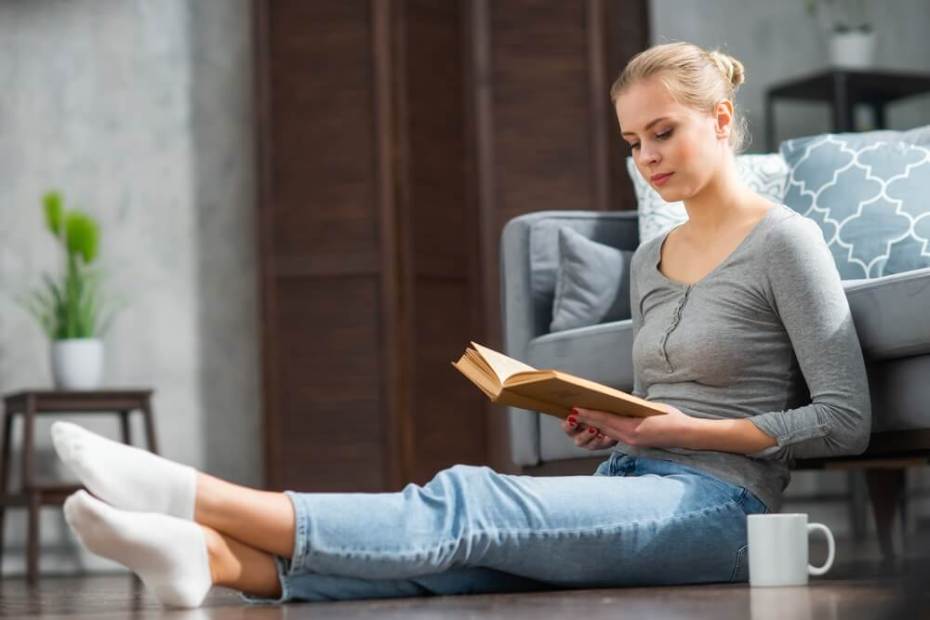 혼자 집에 있는 것을 즐기는 집순이의 모습