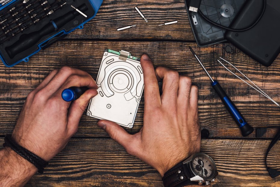 기계 수리를 위해 부품을 분해하고 있는 모습