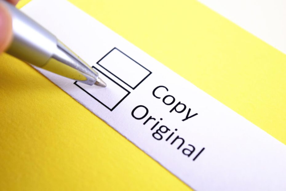 '원본' 이라는 뜻의 오리지널에 표시를 하고 있는 모습