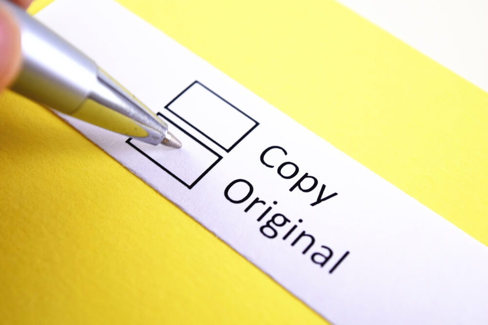 '원본' 이라는 뜻의 오리지널에 표시를 하고 있는 모습