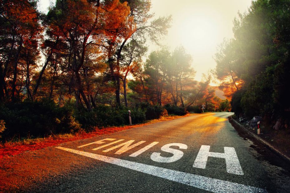 바닥에 결승선이 그려져 있는 모습